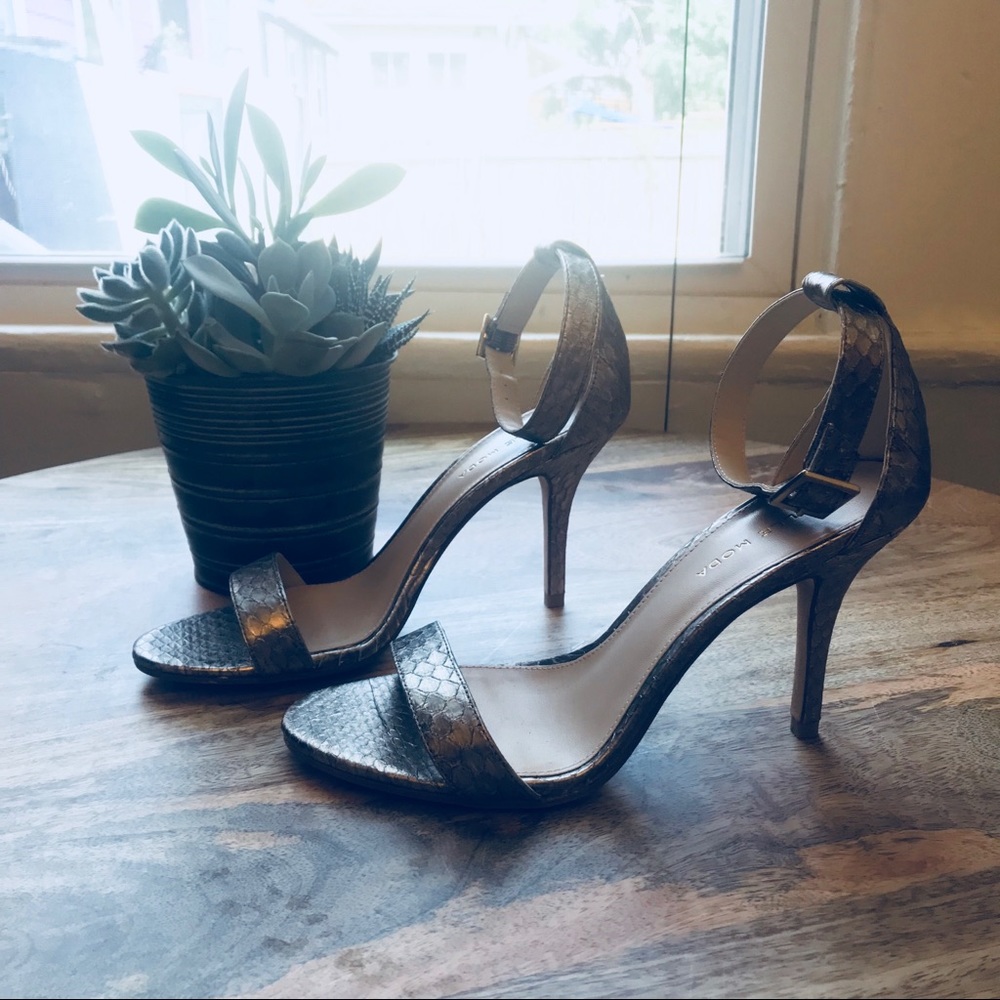 Pelle Moda Brushed Snake Sandal Metallic, Size 8